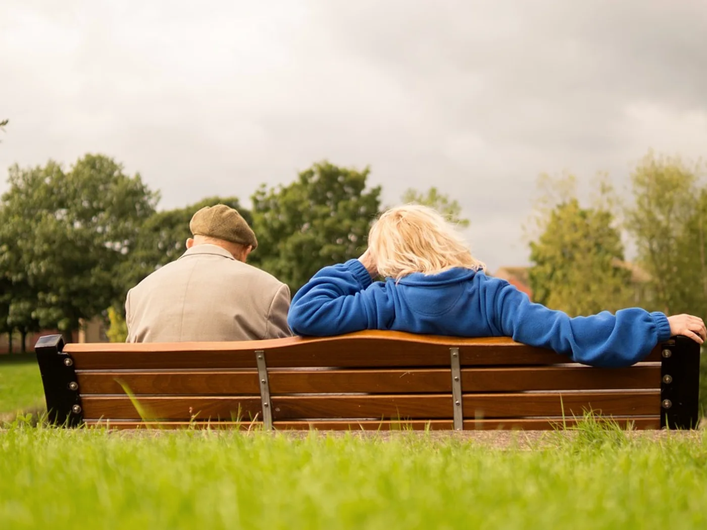 Casal olhando a paisagem em um parque