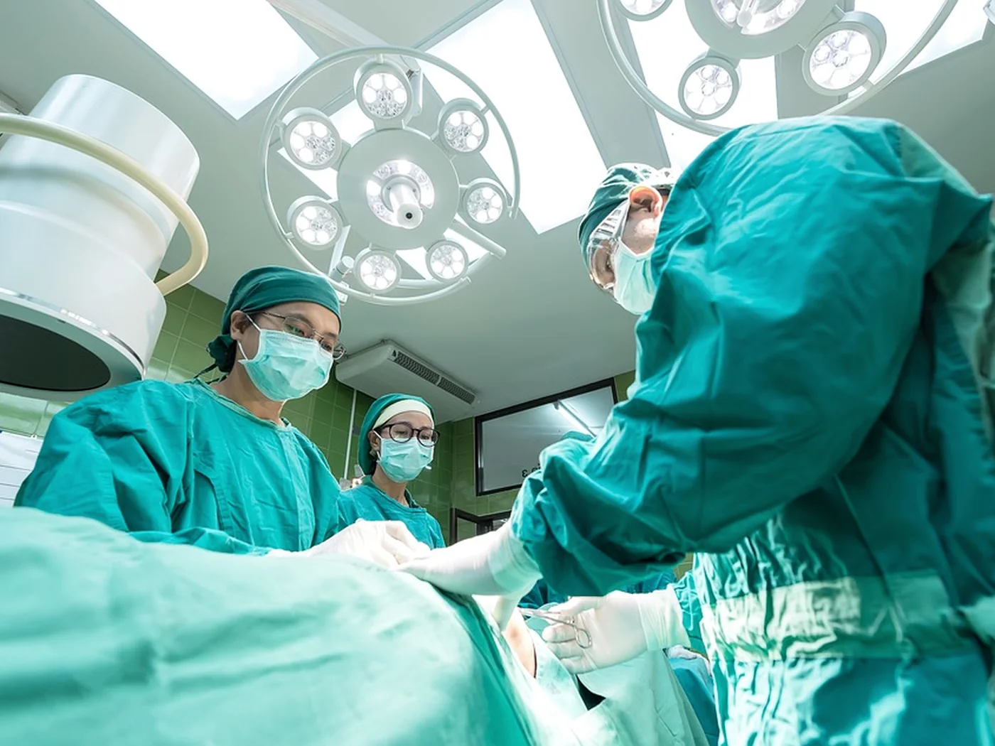 Equipe médica em procedimento